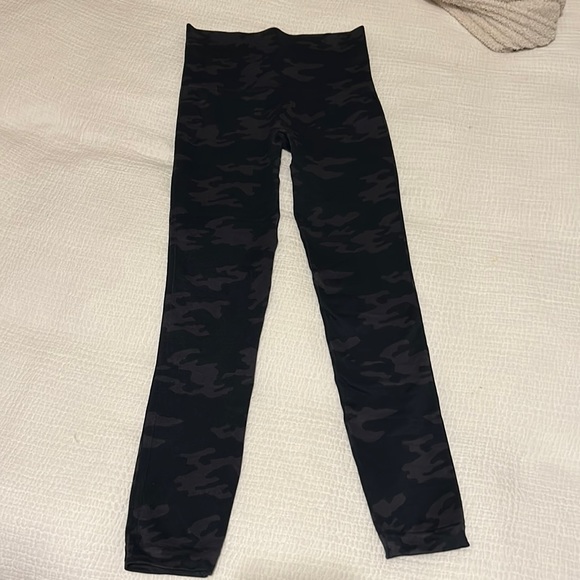 Black Camo Spanx Leggings - Picture 1 of 5